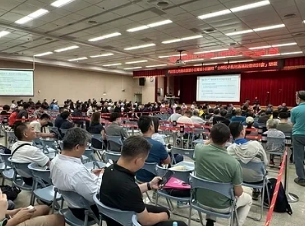 影／火爆！社子島自救會、開發派審議會爆衝突 參選人衝上台遭架離