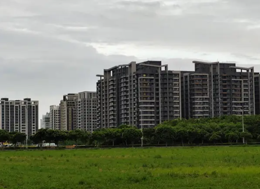  台中知名海線建商全面停工 海線房仲：新建案多限貸令衝擊 